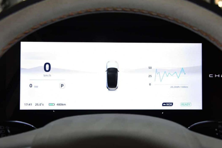 Ở phía sau, Chery eQ7 nổi bật với cụm đèn hậu có thiết kế xuyên suốt, nằm vắt ngang đuôi xe, cánh gió mui màu đen bóng và 2 khe gió giả hình tam giác. Trên cản sau còn có dải đèn phản quang nối liền đèn phanh và đèn lùi cũng như bộ khuếch tán gió giả.