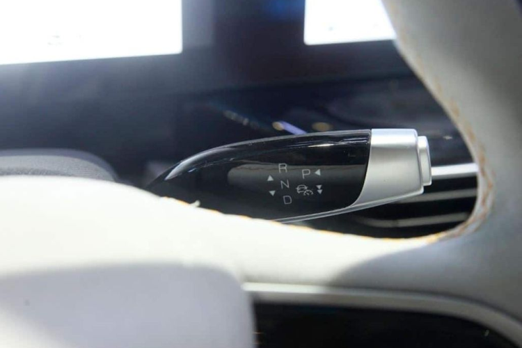 Bên trong cabin, Chery eQ7 sở hữu loạt trang bị tiện ích hiện đại như: bảng đồng hồ kỹ thuật số nối liền với màn hình cảm ứng trung tâm cùng có kích thước 12,3 inch, 2 sạc điện thoại không dây, ngăn chứa đồ và cổng USB dưới cụm điều khiển trung tâm.