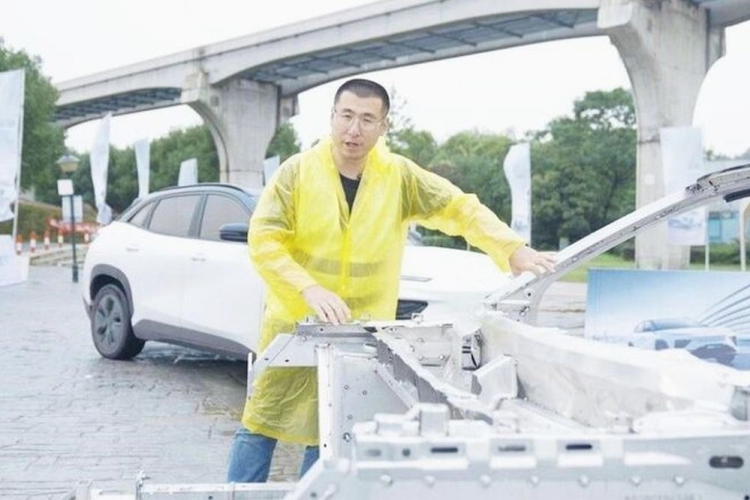 Cụ thể, thương hiệu Chery đã tiến hành thử nghiệm độ bền đối với mẫu xe điện eQ7 mới được ra mắt của mình. Cụ thể, hãng này đã quyết định xếp chồng 7 chiếc Chery eQ7 cõng lên nhau, cùng với các bệ kim loại đặc biệt giữa các xe để cố định.