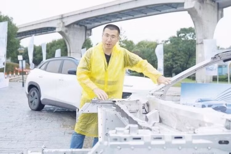 Cụ thể, thương hiệu Chery đã tiến hành thử nghiệm độ bền đối với mẫu xe điện eQ7 mới được ra mắt của mình. Cụ thể, hãng này đã quyết định xếp chồng 7 chiếc Chery eQ7 cõng lên nhau, cùng với các bệ kim loại đặc biệt giữa các xe để cố định.