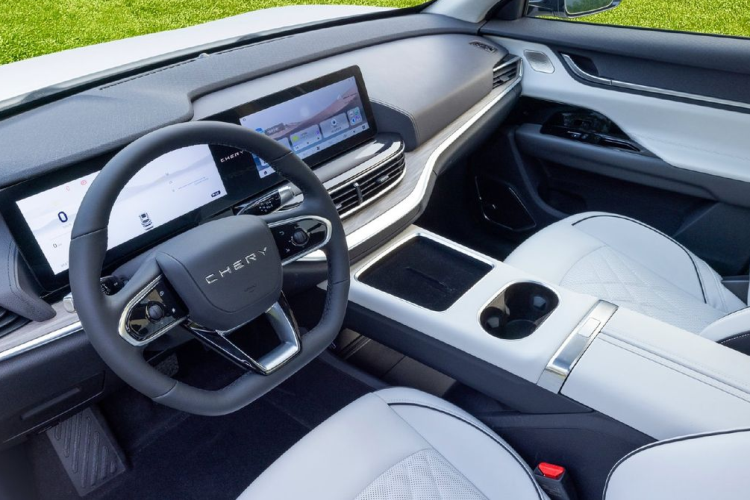 Nhìn ngang hông xe, Chery eQ7 tạo hiệu ứng lơ lửng với thiết kế các cột và nóc đều được sơn màu đen. Đường chân kính của xe được thiết kế dốc dần lên ở cột C. Không giống với nhiều mẫu ô tô điện đời mới khác, Chery eQ7 lại dùng tay nắm cửa thông thường thay vì loại nằm chìm vào thân xe. Xe dùng vành la-zăng 5 chấu khí động lực học.