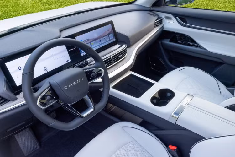 Nhìn ngang hông xe, Chery eQ7 tạo hiệu ứng lơ lửng với thiết kế các cột và nóc đều được sơn màu đen. Đường chân kính của xe được thiết kế dốc dần lên ở cột C. Không giống với nhiều mẫu ô tô điện đời mới khác, Chery eQ7 lại dùng tay nắm cửa thông thường thay vì loại nằm chìm vào thân xe. Xe dùng vành la-zăng 5 chấu khí động lực học.