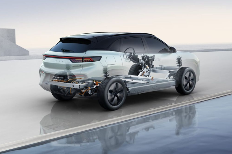 Thiết kế của Chery eQ7 theo phong cách tối giản tương tự những mẫu ô tô điện Trung Quốc như Nio hay XPeng. Xe được trang bị hệ thống đèn full LED, hốc gió trung tâm hình thang rộng trên cản trước, tích hợp hộp chứa các radar phục vụ hệ thống trợ lái nâng cao ADAS.