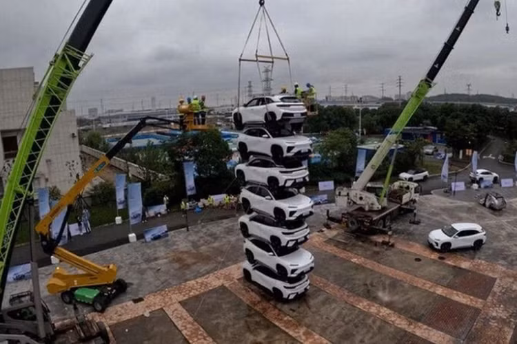 Kết quả, một “tháp” Chery eQ7 đã được hoàn thiện. Có thể nói đây là một chiến lược quảng cáo khá ấn tượng của Chery, nhưng có hiệu quả về doanh số hay không thì vẫn phải chờ các báo cáo thị trường.