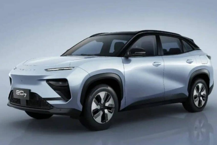Chery eQ7 2023 chạy điện được phát triển dựa trên cơ sở gầm bệ hoàn toàn bằng nhôm của hãng Chery với kích thước cụ thể bao gồm chiều dài 4.675 mm, chiều rộng 1.910 mm, chiều cao 1.660 mm và chiều dài cơ sở 2.830 mm. Với kích thước này, Chery eQ7 được định vị ở phân khúc SUV thuần điện hạng trung.