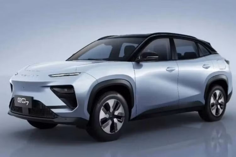 Chery eQ7 2023 chạy điện được phát triển dựa trên cơ sở gầm bệ hoàn toàn bằng nhôm của hãng Chery với kích thước cụ thể bao gồm chiều dài 4.675 mm, chiều rộng 1.910 mm, chiều cao 1.660 mm và chiều dài cơ sở 2.830 mm. Với kích thước này, Chery eQ7 được định vị ở phân khúc SUV thuần điện hạng trung.