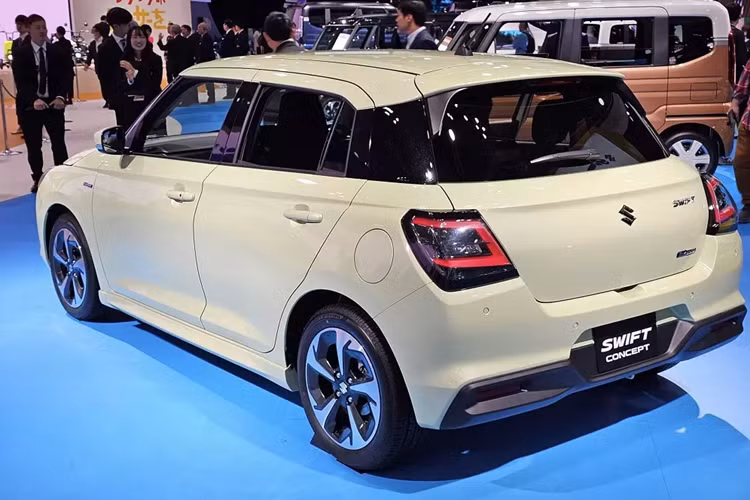 Thay đổi đáng chú ý tiếp theo của mẫu xe Nhật Bản này là tay nắm cửa sau. Thay vì nằm trên cột C như thế hệ cũ, tay nắm đã được đưa xuống cửa. Tiếp theo đó là đường dập gân mới, kéo dài từ đèn pha đến đèn hậu.