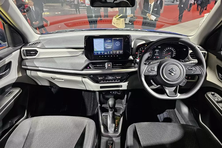 Để bắt kịp thời đại, hãng Suzuki đã thổi làn gió mới cho nội thất của Swift. Tại đây, xe có thêm những trang bị hiện đại hơn như màn hình hiển thị thông tin kính lái HUD, màn hình cảm ứng trung tâm 9 inch, điều hòa tự động 1 vùng và cổng USB.