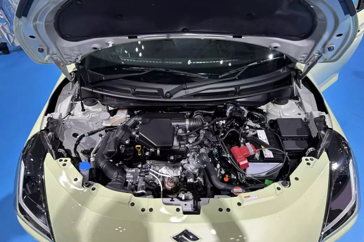Động cơ đi kèm với mô-tơ điện có công suất tối đa chỉ 3,1 mã lực và mô-men xoắn cực đại 50 Nm, pin lithium-ion, máy phát điện tích hợp bộ đề ISG, hộp số CVT cùng hệ dẫn động cầu trước.