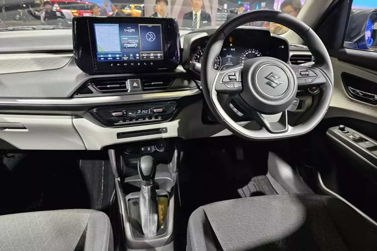 Có một điều khá thú vị là Suzuki Swift 2024 vẫn có đầu đĩa CD và DVD trong khi phần lớn các mẫu xe đời mới đều đã bị cắt trang bị này. Nguyên nhân là bởi ở Nhật Bản, nhiều người vẫn có thói quen sử dụng đầu đĩa.