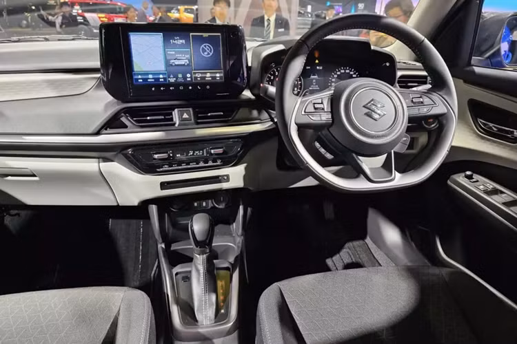 Có một điều khá thú vị là Suzuki Swift 2024 vẫn có đầu đĩa CD và DVD trong khi phần lớn các mẫu xe đời mới đều đã bị cắt trang bị này. Nguyên nhân là bởi ở Nhật Bản, nhiều người vẫn có thói quen sử dụng đầu đĩa.