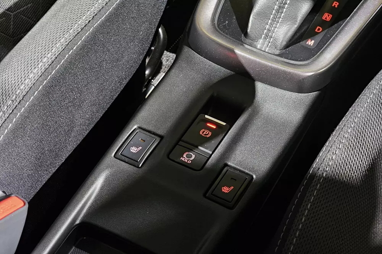 Ngoài ra, xe còn có thêm cả phanh tay điện tử và tính năng tự động giữ phanh tạm thời.