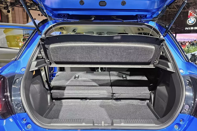 So với thế hệ cũ, kích thước của xe gần như không thay đổi, riêng chiều dài tăng 30 mm. Đáng tiếc là hãng Suzuki chưa công bố thông tin về động cơ của Swift mới. Chỉ biết rằng, xe sẽ được trang bị động cơ hybrid.