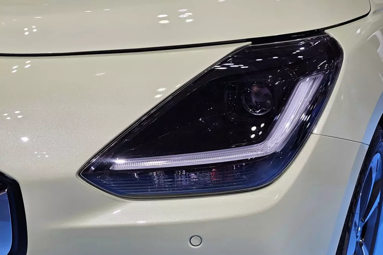 Trong khi đó, cản trước của mẫu xe Suzuki Swift 2024 cỡ B được bổ sung hốc gió trung tâm mới, trang trí bằng nẹp màu xám. Ở hai góc đầu xe vẫn là đèn sương mù như thế hệ cũ.