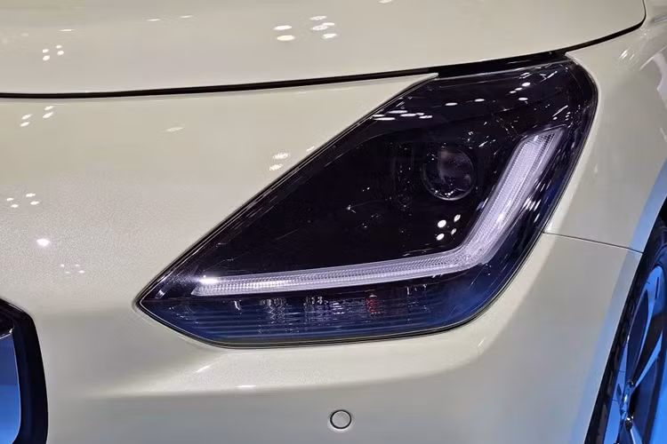 Trong khi đó, cản trước của mẫu xe Suzuki Swift 2024 cỡ B được bổ sung hốc gió trung tâm mới, trang trí bằng nẹp màu xám. Ở hai góc đầu xe vẫn là đèn sương mù như thế hệ cũ.