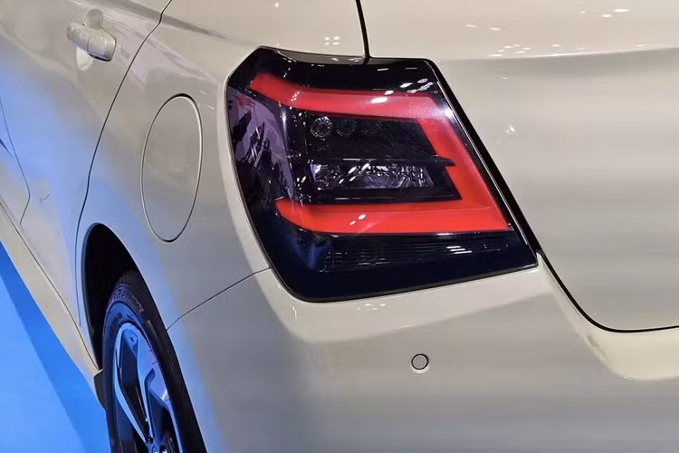 Ở khu vực phía sau, Suzuki Swift sở hữu đèn hậu cải tiến thiết kế và tạo hình bên trong. Cản sau của xe được sơn màu đen và tích hợp 2 đèn phản quang nằm ngang mới.