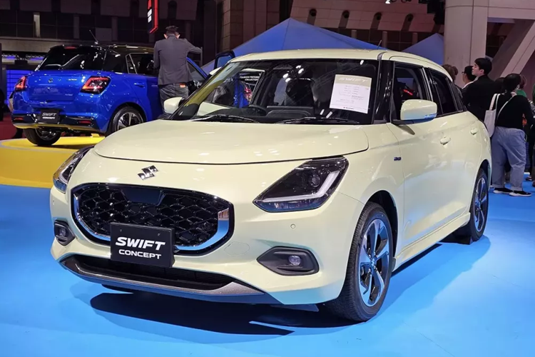 Đúng như những hình ảnh do hãng Suzuki công bố vào đầu tháng 10 vừa qua, mẫu xe hatchback hạng B này chỉ được thay đổi nhẹ trong thiết kế ngoại thất dù là thế hệ mới. Có thể thấy điều này trên Suzuki Swift 2024 mới qua một số chi tiết ngoại thất như lưới tản nhiệt sơn màu đen bóng mới và được bao quanh bằng nẹp mạ crôm.