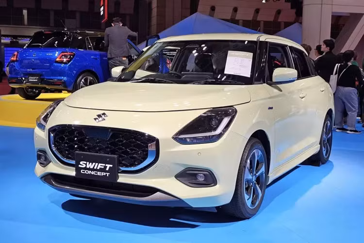 Đúng như những hình ảnh do hãng Suzuki công bố vào đầu tháng 10 vừa qua, mẫu xe hatchback hạng B này chỉ được thay đổi nhẹ trong thiết kế ngoại thất dù là thế hệ mới. Có thể thấy điều này trên Suzuki Swift 2024 mới qua một số chi tiết ngoại thất như lưới tản nhiệt sơn màu đen bóng mới và được bao quanh bằng nẹp mạ crôm.