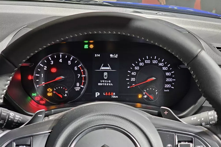 Phía sau vô lăng là lẫy chuyển số thể thao và bảng đồng hồ analog với màn hình đa thông tin 4,2 inch.