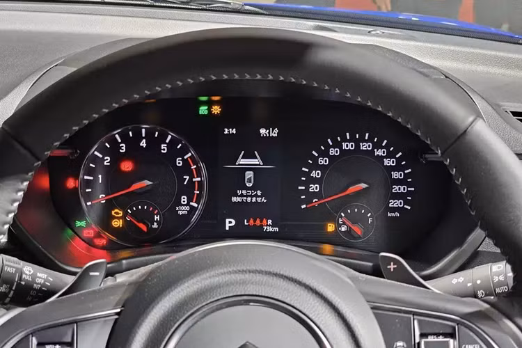 Phía sau vô lăng là lẫy chuyển số thể thao và bảng đồng hồ analog với màn hình đa thông tin 4,2 inch.