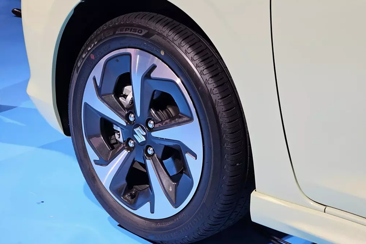 Vành la-zăng của xe được thiết kế mới với 5 chấu phay xước 2 màu và đường kính 16 inch.