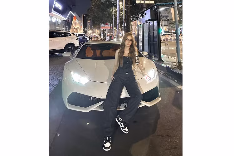 Để đáp trả những bình luận không hay về phía mình, cô gái này đã đăng tải 1 video ngắn mình cầm lái Lamborghini Huracan LP610-4 trên đường phố Sài thành kèm theo dòng trạng thái "Riết rồi tưởng đàn ông không luôn á".