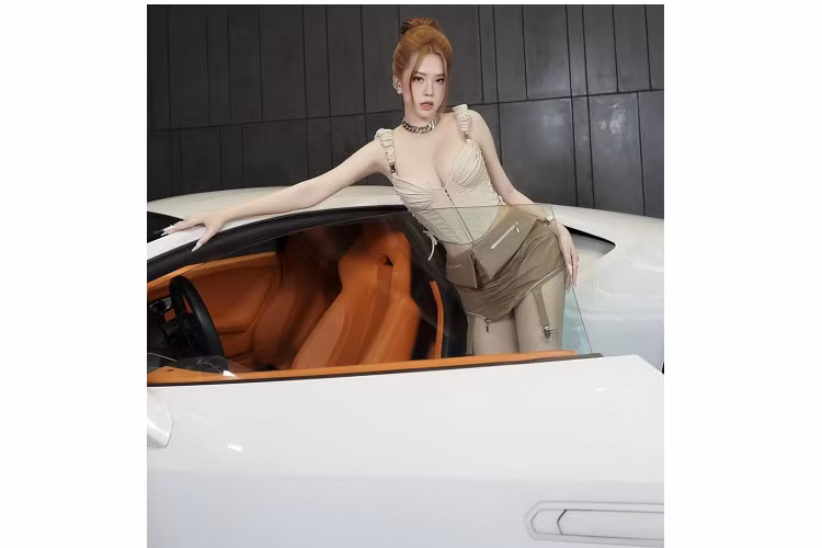 Cũng từ đây, hot girl bán mỹ phẩm liên tục nhận về nhiều bình luận ác cảm, thậm chí có không ít người còn cho rằng liễu yếu đào tơ như Phương Anh thì làm sao cầm cương nỗi siêu xe mạnh mẽ như Lamborghini Huracan LP610-4 khi có đến tận 602 mã lực, thời gian tăng tốc 0-100 km/h chỉ 3,2 giây.