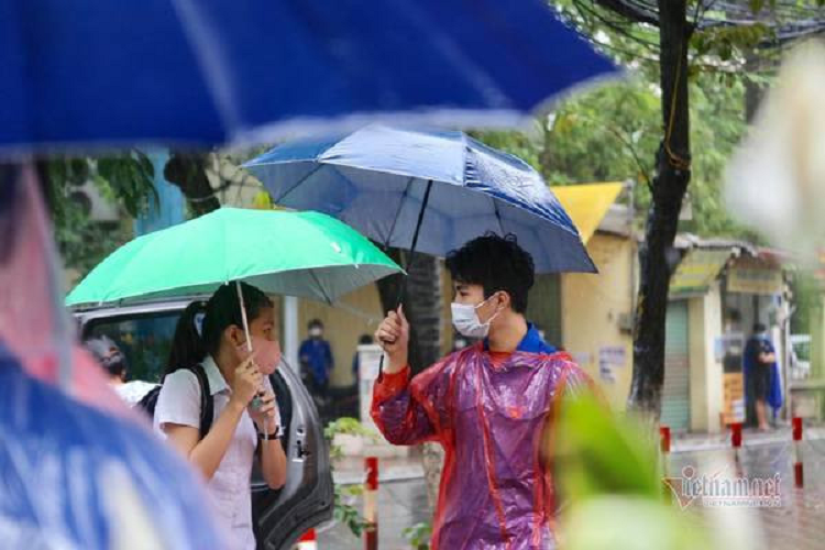 Thoi tiet Ha Noi 27/6: Sang mua rao, trua chieu nang gian doan