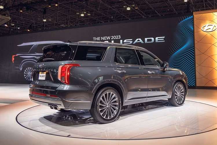 Chưa rõ Hyundai Palisade ở Việt Nam sẽ dùng động cơ nào. Trong khi đó, ở thị trường nước ngoài, xe có 2 tùy chọn động cơ. Đầu tiên là động cơ xăng V6, dung tích 3.8L, sản sinh công suất tối đa 291 mã lực và mô-men xoắn cực đại 355 Nm. Động cơ kết hợp với hộp số tự động 8 cấp, hệ dẫn động 1 cầu hoặc 2 cầu. 