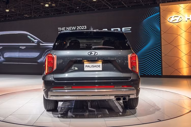 Không dừng ở đó, mẫu SUV cỡ lớn này còn được áp dụng phong cách thiết kế khá ấn tượng. Ở phiên bản mới nhất, Hyundai Palisade được trang bị lưới tản nhiệt Cascading Grille cỡ lớn với mắt lưới hình học, hệ thống đèn 2 tầng trên đầu xe với đèn LED định vị ban ngày nằm phía trên, kéo dài xuống bên dưới để nằm song song cùng đèn pha. Cản trước và cản sau đều có ốp màu bạc tối dày dặn, tạo cảm giác mạnh mẽ hơn.
