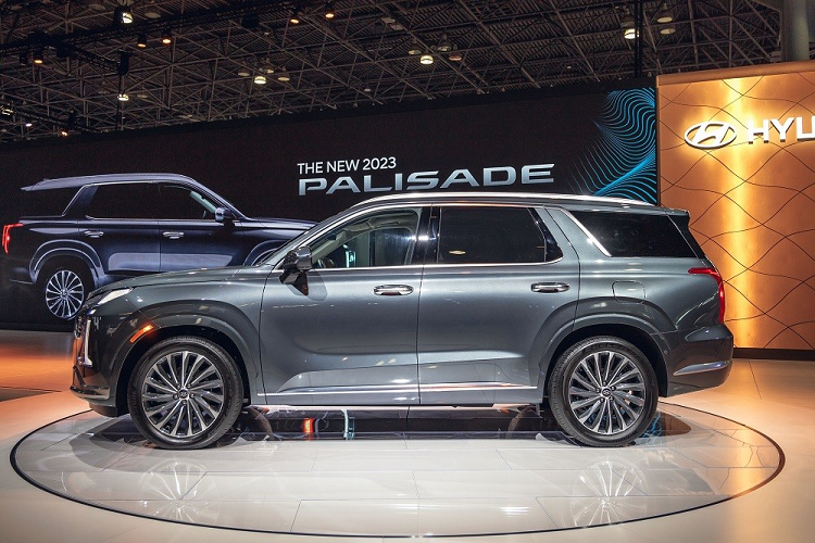 Việc Hyundai Palisade 2024 bán ở Việt Nam có lẽ không còn là điều bất ngờ. Cách đây vài tháng, mẫu SUV cỡ lớn này từng bị bắt gặp tại trung tâm đăng kiểm khí thải ở Việt Nam. Đây cũng không phải là lần đầu tiên Hyundai Palisade được đồn sẽ bán ở Việt Nam. Vào năm 2019, mẫu xe này từng được hãng mang về trưng bày khiến tin đồn phân phối bắt đầu xuất hiện.