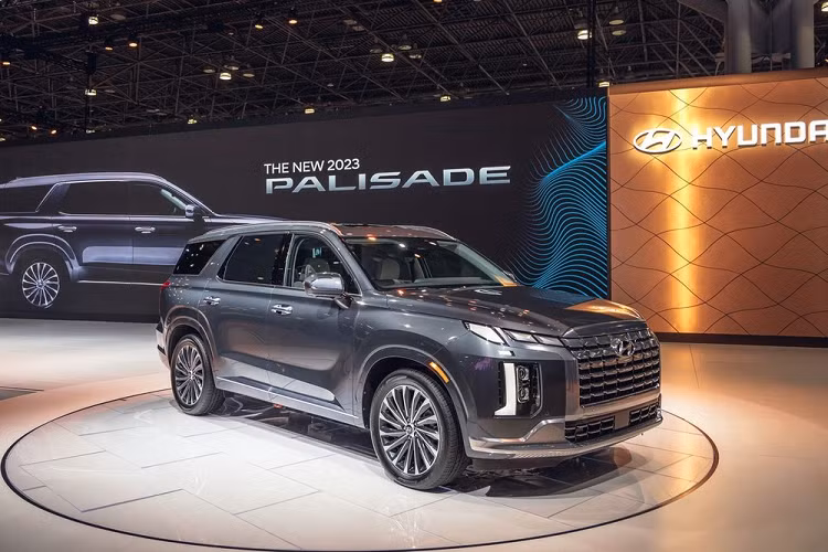 Trong tháng 9 tới đây, không chỉ mẫu MPV cỡ lớn Custo mà Hyundai Palisade 2024 mới cũng dự kiến sẽ ra mắt Việt Nam. Thông tin này đã được nhân viên tư vấn bán hàng tại đại lý hé lộ. Khác với Custo, Hyundai Palisade thuộc phân khúc SUV cỡ lớn. Do đó, khi có mặt tại Việt Nam, mẫu xe này sẽ cạnh tranh với những đối thủ như Ford Explorer và Volkswagen Teramont.