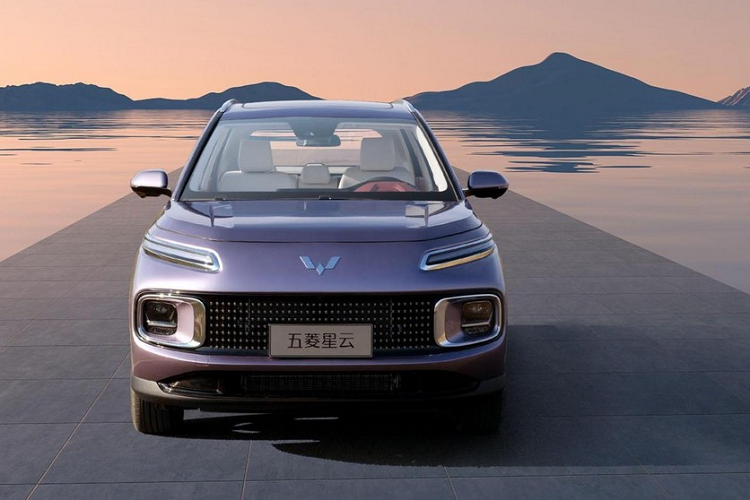 Trước đó, 1 vài hình ảnh của chiếc xe điện Wuling Xingyun 2024 được đăng tải trên trang web của Bộ Công nghiệp và Công nghệ Thông tin Trung Quốc. Được biết, Xingyun là thành viên thứ 3 trong bộ sưu tập xe Silver Label, trước đó đã có Xingchen và Xingchi được phân phối chính hãng nhưng độ nổi tiếng chưa có. Vì thế, hãng xe Wuling Motors đang rất kỳ vọng vào con bài chiến lược mới nhất của mình.