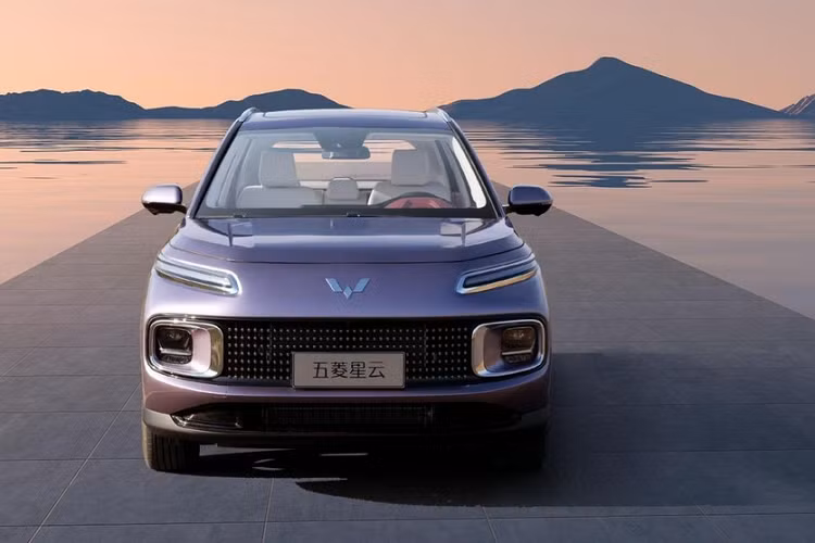 Trước đó, 1 vài hình ảnh của chiếc xe điện Wuling Xingyun 2024 được đăng tải trên trang web của Bộ Công nghiệp và Công nghệ Thông tin Trung Quốc. Được biết, Xingyun là thành viên thứ 3 trong bộ sưu tập xe Silver Label, trước đó đã có Xingchen và Xingchi được phân phối chính hãng nhưng độ nổi tiếng chưa có. Vì thế, hãng xe Wuling Motors đang rất kỳ vọng vào con bài chiến lược mới nhất của mình.