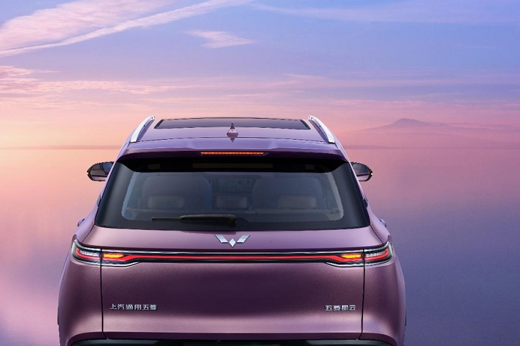 Nhìn vào những hình ảnh thực tế này cho thấy, chiếc xe SUV nhỏ gọn mới Wuling Xingyun áp dụng khái niệm thiết kế thẩm mỹ ánh sao độc đáo, với màu xe có hiệu ứng hình ảnh độc đáo. Về ngoại hình, Wuling Xingyun áp dụng phong cách thiết kế hoàn toàn mới, với mặt trước tròn đầy và đèn pha chia đôi, dễ nhận biết. Đồng thời, phần bên trong của lưới tản nhiệt sử dụng hình bầu trời đầy sao bao gồm 171 điểm trang trí ánh sao, giúp tăng cảm giác tinh tế.