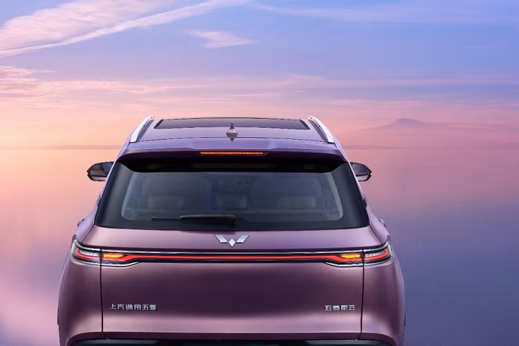 Nhìn vào những hình ảnh thực tế này cho thấy, chiếc xe SUV nhỏ gọn mới Wuling Xingyun áp dụng khái niệm thiết kế thẩm mỹ ánh sao độc đáo, với màu xe có hiệu ứng hình ảnh độc đáo. Về ngoại hình, Wuling Xingyun áp dụng phong cách thiết kế hoàn toàn mới, với mặt trước tròn đầy và đèn pha chia đôi, dễ nhận biết. Đồng thời, phần bên trong của lưới tản nhiệt sử dụng hình bầu trời đầy sao bao gồm 171 điểm trang trí ánh sao, giúp tăng cảm giác tinh tế.