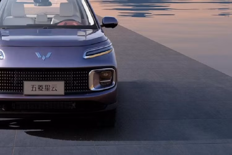 Nhìn từ bên cạnh, trang trí xuyên suốt được sử dụng ở vị trí tay nắm cửa và tạo hiệu ứng hình ảnh nổi bật. Đồng thời, khác với thiết kế "phong cách thể thao" đang phổ biến đối với các mẫu SUV hiện nay, thiết kế bên hông của Wuling Nebula mang hơi hướng MPV, dự kiến không gian sẽ tốt. Kích thước thân xe của Wuling Xingyun bao gồm chiều dài, chiều rộng và chiều cao, lần lượt là 4.610/1.810/1.670 mm chiều dài cơ sở 2700mm.