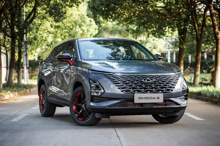 Không những thế, mẫu CUV này còn có vô lăng vát đáy khỏe khoắn và ghế thể thao ôm lấy thân người ngồi. Ghế có thể kết hợp nhiều màu sắc với nhau theo đúng tinh thần trẻ trung được áp dụng cho xe. Các trang bị nổi bật khác bao gồm sạc điện thoại thông minh không dây, cửa sổ trời toàn cảnh Panorama hay hệ thống đèn viền 64 màu.