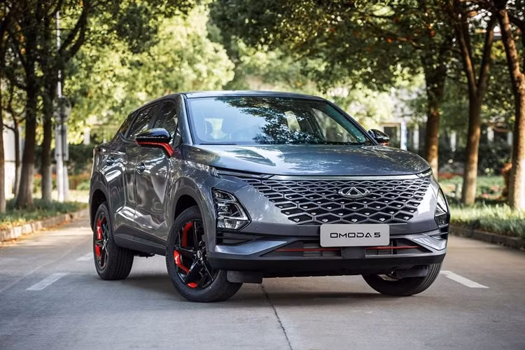 Không những thế, mẫu CUV này còn có vô lăng vát đáy khỏe khoắn và ghế thể thao ôm lấy thân người ngồi. Ghế có thể kết hợp nhiều màu sắc với nhau theo đúng tinh thần trẻ trung được áp dụng cho xe. Các trang bị nổi bật khác bao gồm sạc điện thoại thông minh không dây, cửa sổ trời toàn cảnh Panorama hay hệ thống đèn viền 64 màu.