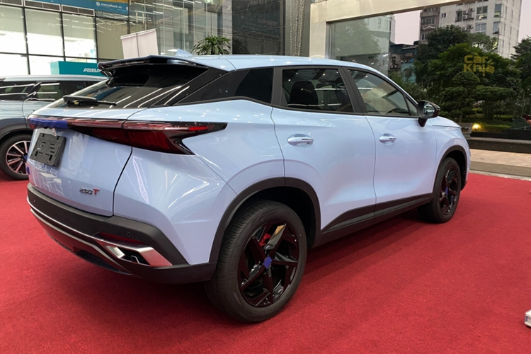 Bên cạnh đó, mẫu CUV cỡ B này cũng sở hữu nhiều trang bị, tính năng an toàn hiện đại, bao gồm kiểm soát hành trình thích ứng, cảnh báo va chạm phía trước, phanh khẩn cấp tự động, cảnh báo chệch làn đường, hỗ trợ giữ làn đường và pha tự động thích ứng.