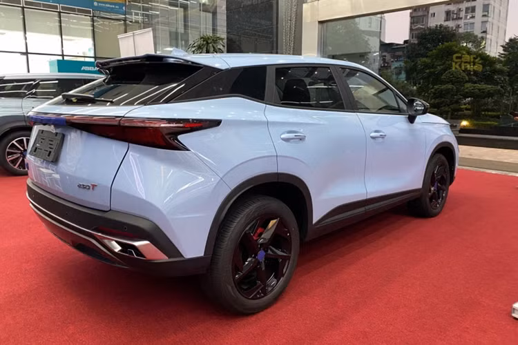 Bên cạnh đó, mẫu CUV cỡ B này cũng sở hữu nhiều trang bị, tính năng an toàn hiện đại, bao gồm kiểm soát hành trình thích ứng, cảnh báo va chạm phía trước, phanh khẩn cấp tự động, cảnh báo chệch làn đường, hỗ trợ giữ làn đường và pha tự động thích ứng.