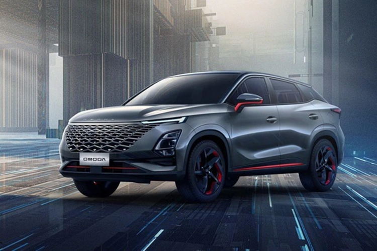 Trước đây, từng có thông tin Omoda 5 được phân phối tại Việt Nam với 3 phiên bản là COM, LUX và PRE với giá dự kiến 699 triệu đồng, 749 triệu đồng và 799 triệu đồng. Nếu thông tin này là chính xác, Omoda 5 giá đắt sẽ rất khó cạnh tranh vì hầu hết các đối thủ của mẫu CUV này đều có mức bán khởi điểm dưới mốc 700 triệu.