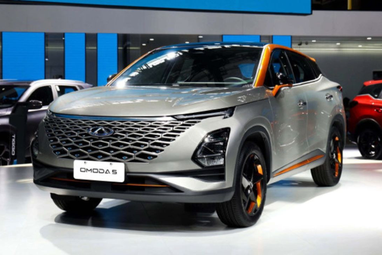 Xe được trang bị bộ vành hợp kim 18 inch với 5 chấu kép sơn 2 màu tương phản. Phía đuôi xe là đèn hậu được thiết kế nằm vắt ngang đuôi xe và 2 đầu ống xả giả hình chữ nhật nằm khá cao. Về nội thất, Omoda 5 được trang bị 2 màn hình 10,25 inch đặt nổi trên mặt táp-lô theo phong cách của những chiếc xe hạng sang.