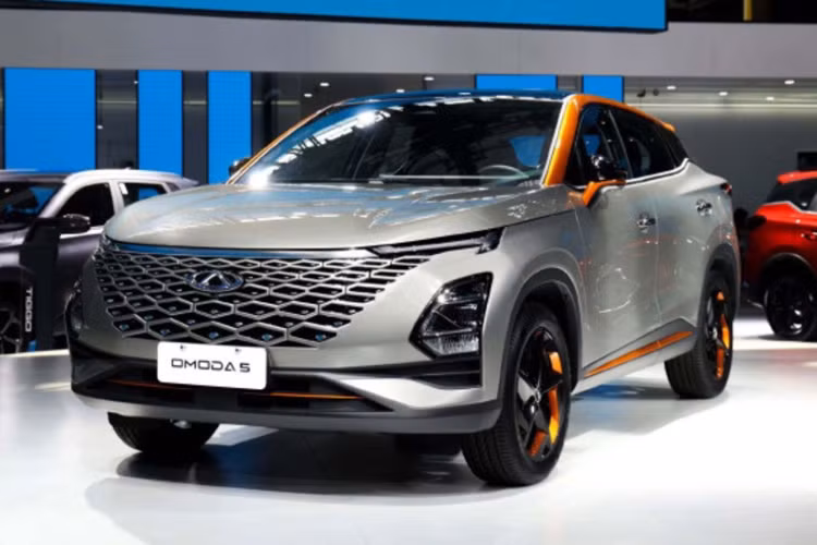 Xe được trang bị bộ vành hợp kim 18 inch với 5 chấu kép sơn 2 màu tương phản. Phía đuôi xe là đèn hậu được thiết kế nằm vắt ngang đuôi xe và 2 đầu ống xả giả hình chữ nhật nằm khá cao. Về nội thất, Omoda 5 được trang bị 2 màn hình 10,25 inch đặt nổi trên mặt táp-lô theo phong cách của những chiếc xe hạng sang.