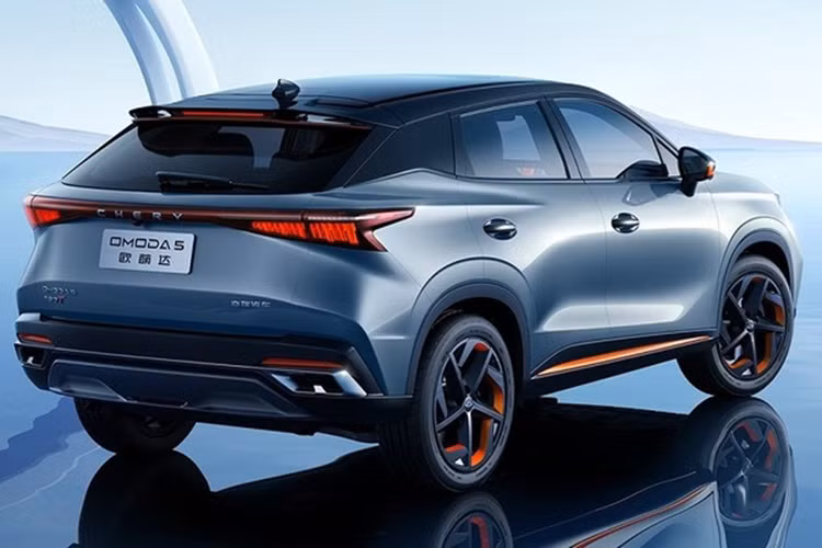 Cụ thể, Kia Seltos hiện có giá 604-714 triệu đồng hay Hyundai Creta hiện giá 640-740 triệu đồng. Toyota Yaris Cross được định giá khá cao, lên đến 730-838 triệu đồng cũng đang giảm giá tới gần 100 triệu đồng để thu hút khách hàng.