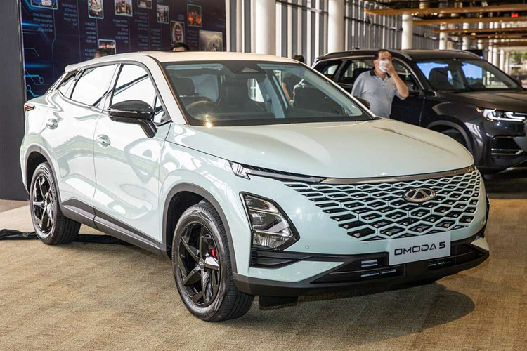Omoda 5 sở hữu kích thước dài x rộng x cao lần lượt là 4.400 x 1.830 x 1.588 mm, kích thước này có phần nhỉnh hơn các đối thủ cùng phân khúc SUV/CUV cỡ B như Kia Seltos hay Honda HR-V. Xe gây ấn tượng với thiết kế ngoại thất đầy phong cách nhờ triết lý Art in Motion mới.