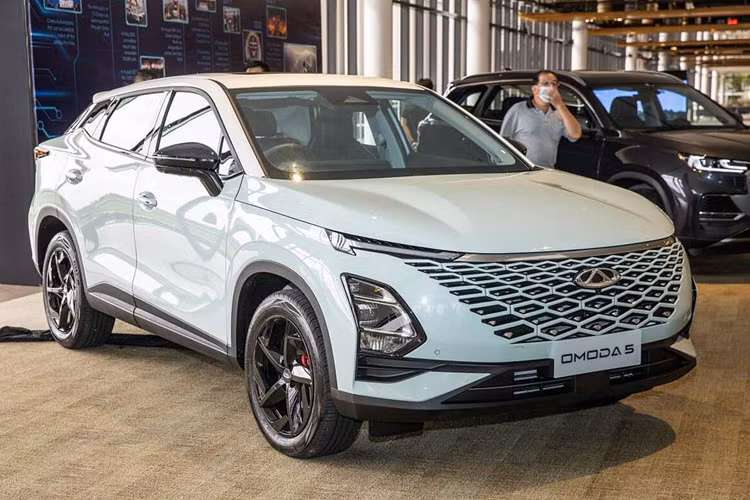 Omoda 5 sở hữu kích thước dài x rộng x cao lần lượt là 4.400 x 1.830 x 1.588 mm, kích thước này có phần nhỉnh hơn các đối thủ cùng phân khúc SUV/CUV cỡ B như Kia Seltos hay Honda HR-V. Xe gây ấn tượng với thiết kế ngoại thất đầy phong cách nhờ triết lý Art in Motion mới.