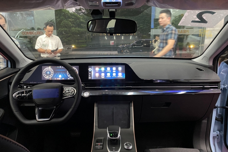 Thời gian tăng tốc 0-100 km/h là 9,9 giây và mức tiêu hao nhiên liệu 7,1 lít/100km. Như vậy, Omoda 5 bán tại Việt Nam sẽ không có động cơ I4 1.6L như tại thị trường Trung Quốc.