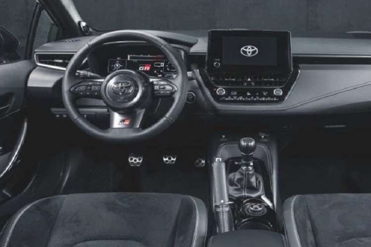 Ở phía khoang cabin, Toyota GR Corolla Morizo Edition được trang bị bảng đồng hồ kỹ thuật số 12,3 inch. Màn hình trung tâm giải trí 8 inch mới cung cấp khả năng điều hướng dựa trên đám mây cũng như Trợ lý thông minh phản hồi lập tức từ câu lệnh “Hey Toyota”. Ở phiên bản mặc định, xe có hệ thống ghế ngồi thể thao bọc vải khâu chỉ xám cùng tựa đầu khâu logo GR, vô lăng thể thao bọc da, bàn đạp nhôm.