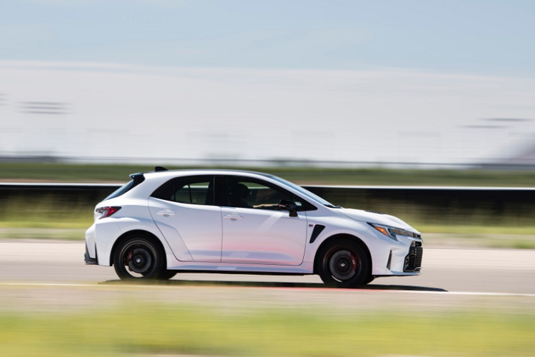 So với phiên bản tiêu chuẩn, Toyota GR Corolla Morizo Edition đặc biệt có ngoại hình hầm hố hơn hẳn. Điều này được thể hiện rõ ràng nhất ở phần đầu xe với lưới tản nhiệt cỡ lớn có các nan dạng tổ ong cùng các khe hút gió ở hai bên. Cụm đèn pha kết hợp với đèn định vị ban ngày tạo hình chữ L bắt mắt. Tiếp đến là vòm bánh xe cơ bắp, cánh gió sau và bộ khuếch tán được tích hợp vào cản sau màu đen.